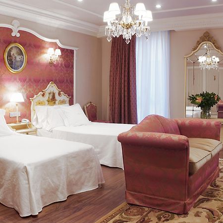 Gran Hotel La Perla Pampeluna Pokój zdjęcie A room at the hotel