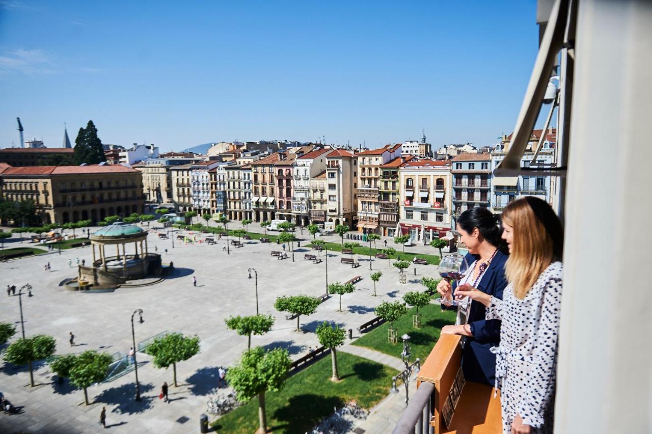 Gran Hotel La Perla Pampeluna Zewnętrze zdjęcie View of the central square of the city