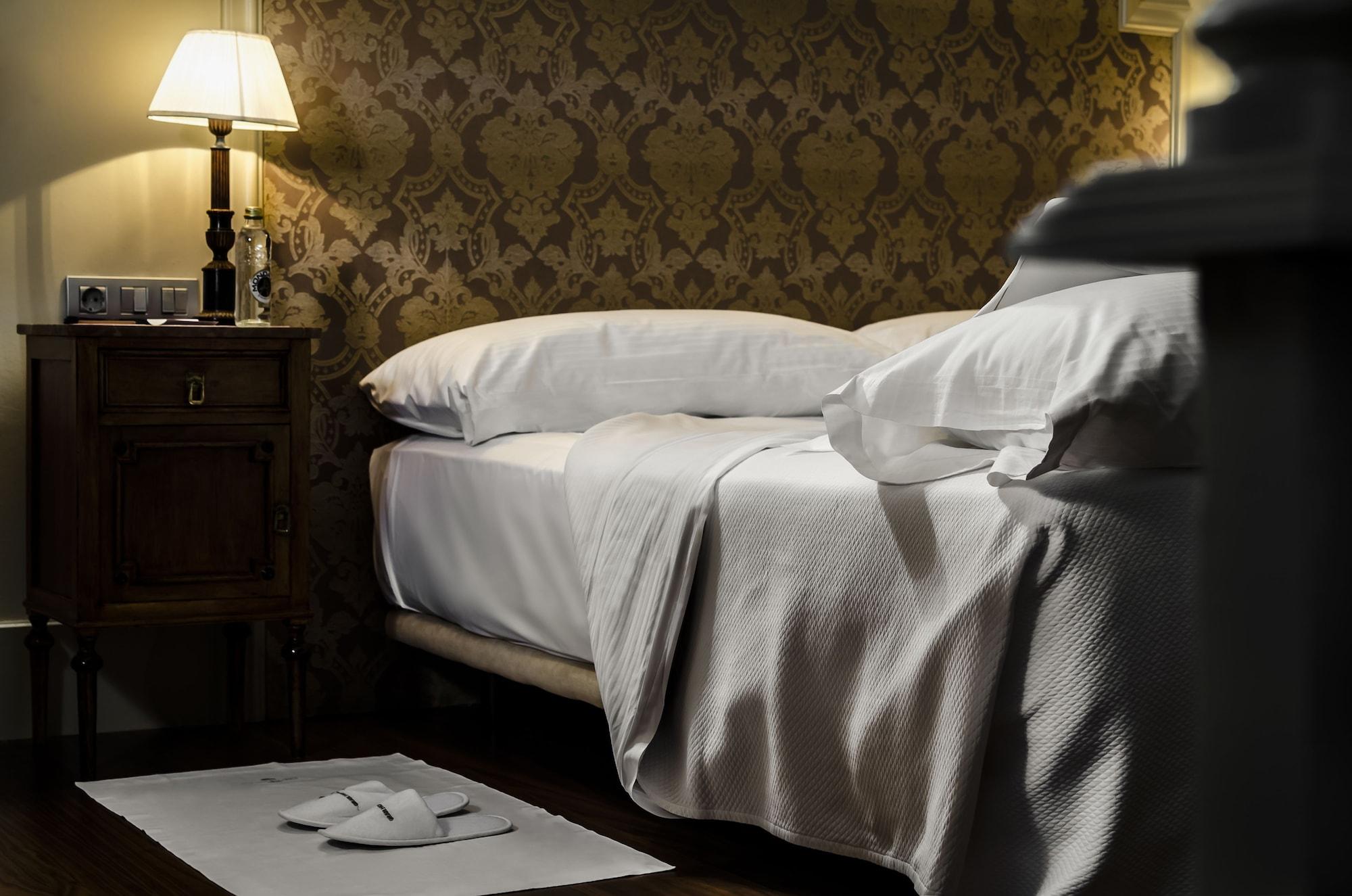 Gran Hotel La Perla Pampeluna Zewnętrze zdjęcie A bed with a silk sheet