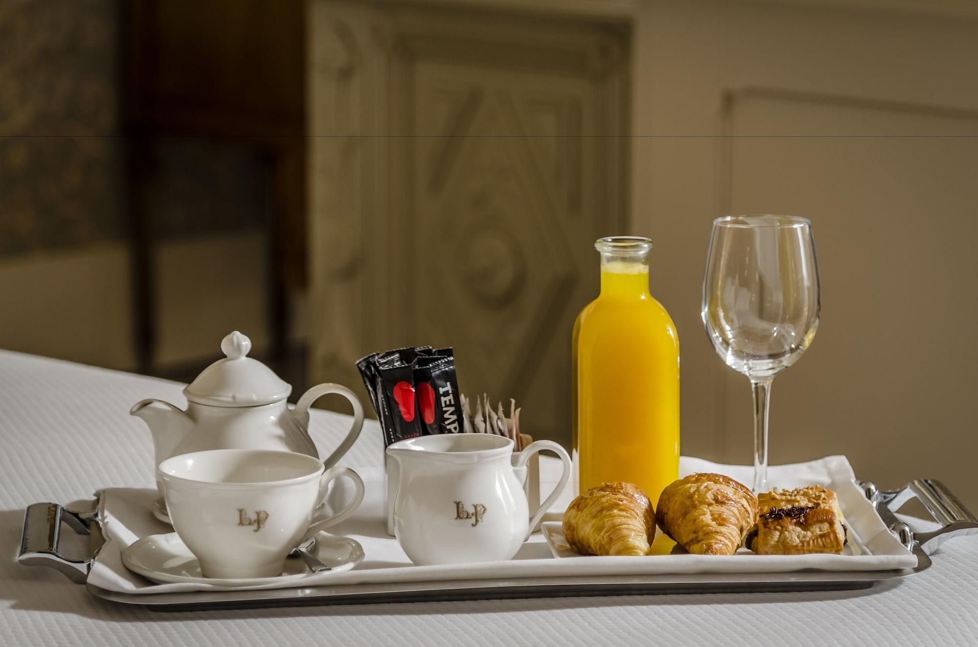 Gran Hotel La Perla Pampeluna Zewnętrze zdjęcie Room service tray