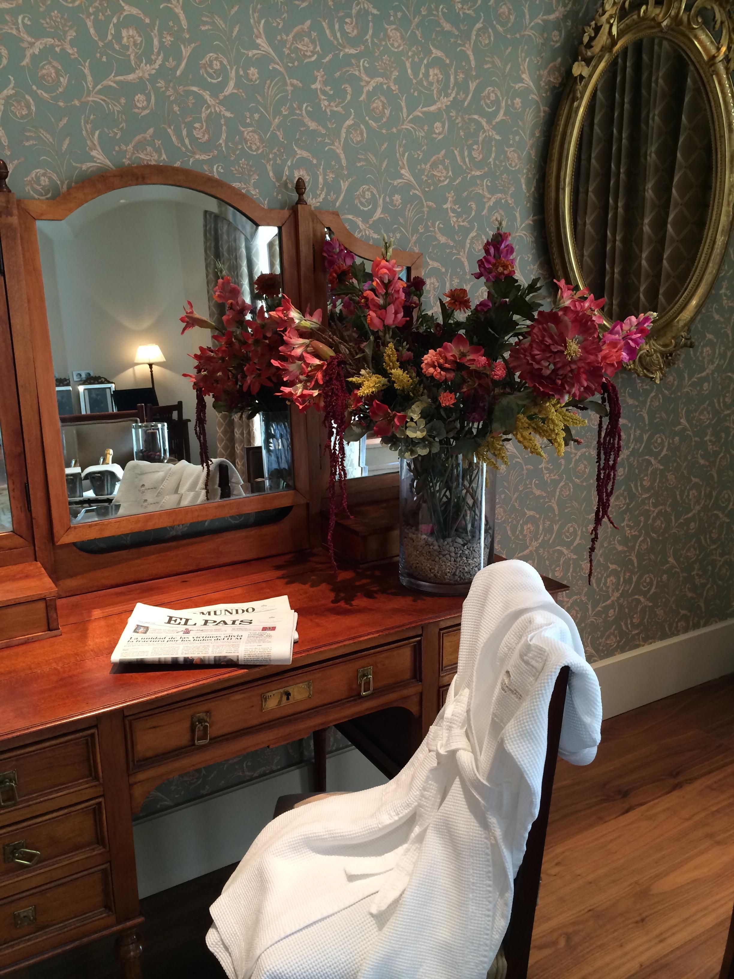 Gran Hotel La Perla Pampeluna Zewnętrze zdjęcie A dressing table in a hotel room
