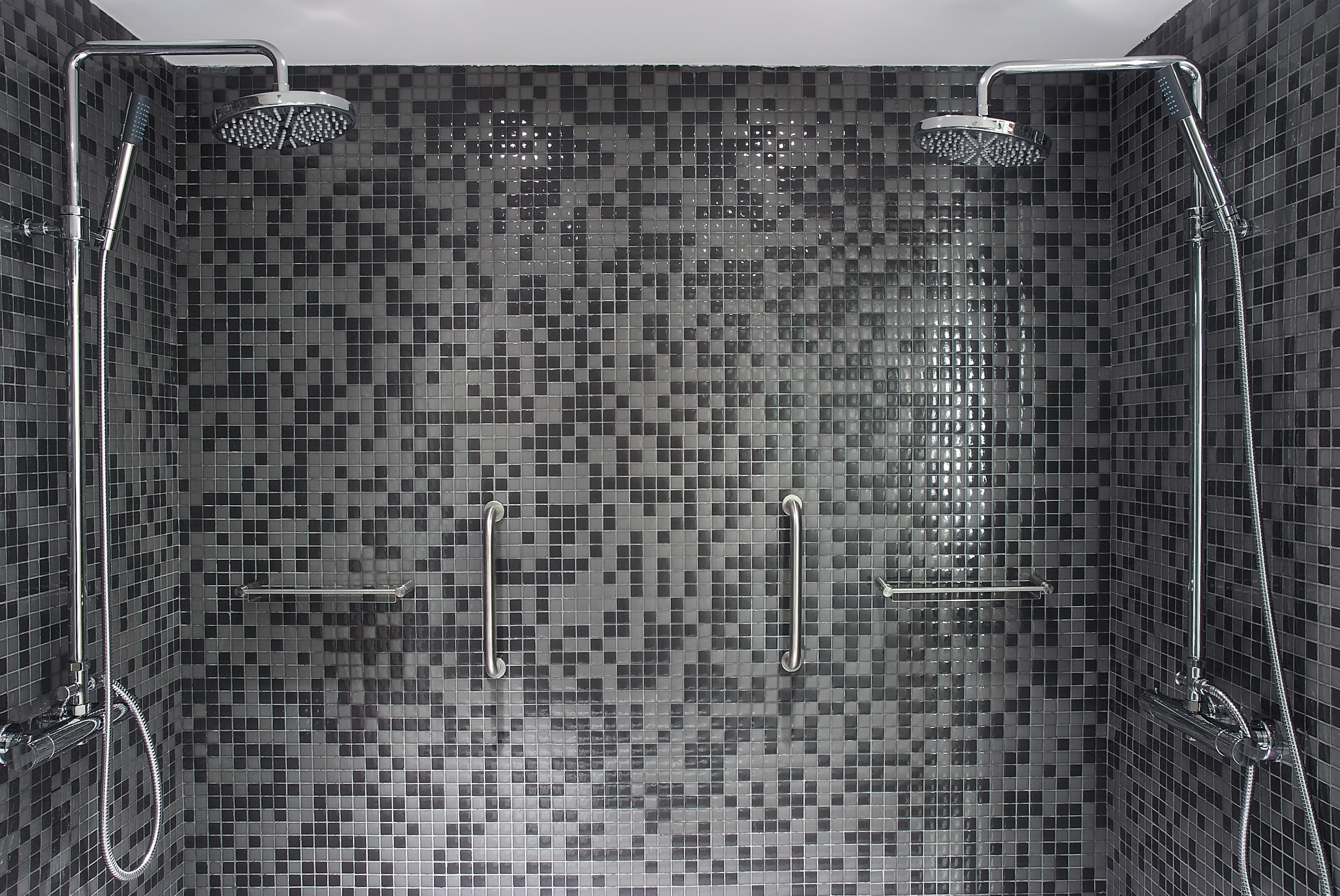Gran Hotel La Perla Pampeluna Zewnętrze zdjęcie A shower with two shower heads
