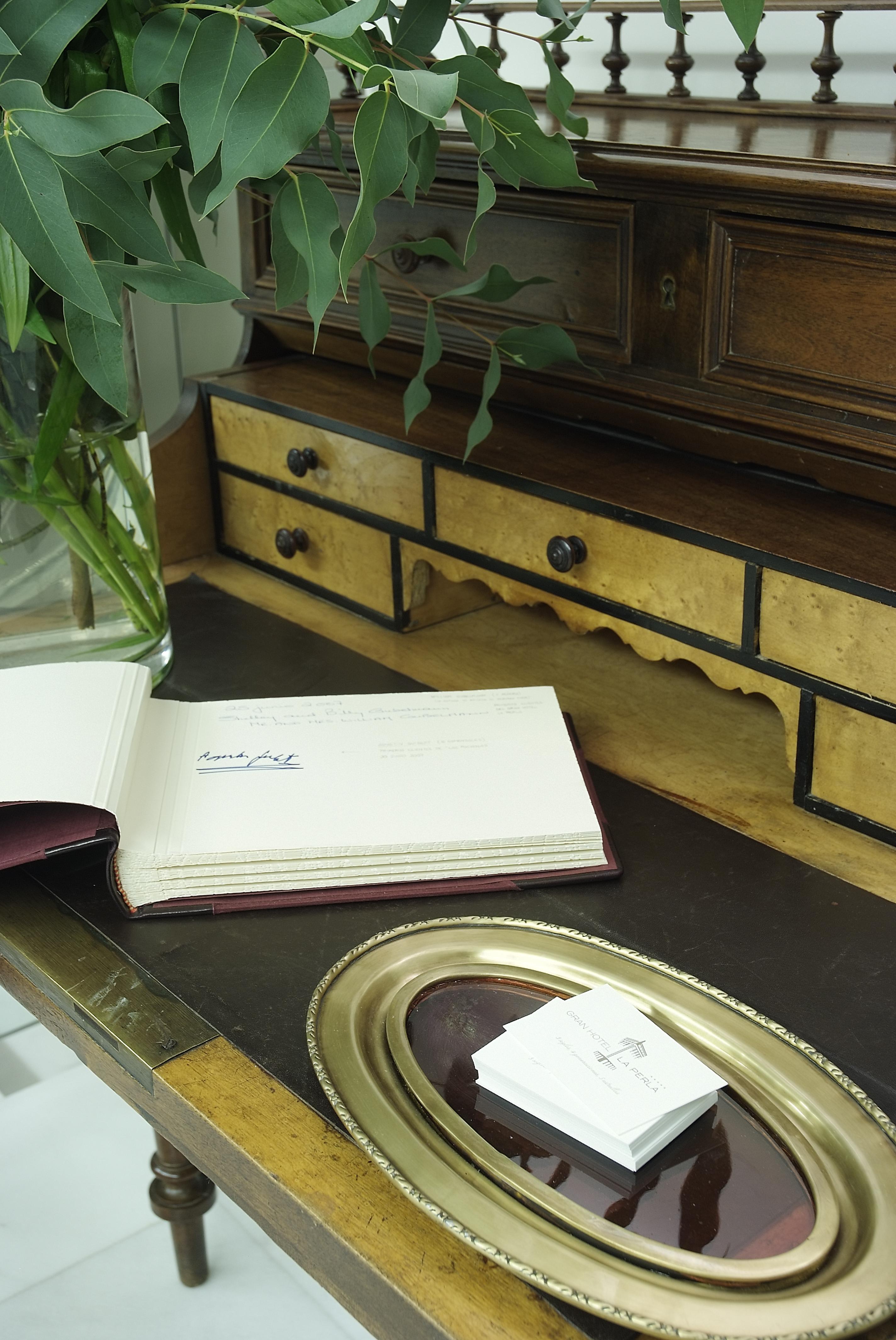 Gran Hotel La Perla Pampeluna Zewnętrze zdjęcie A guest book at a hotel