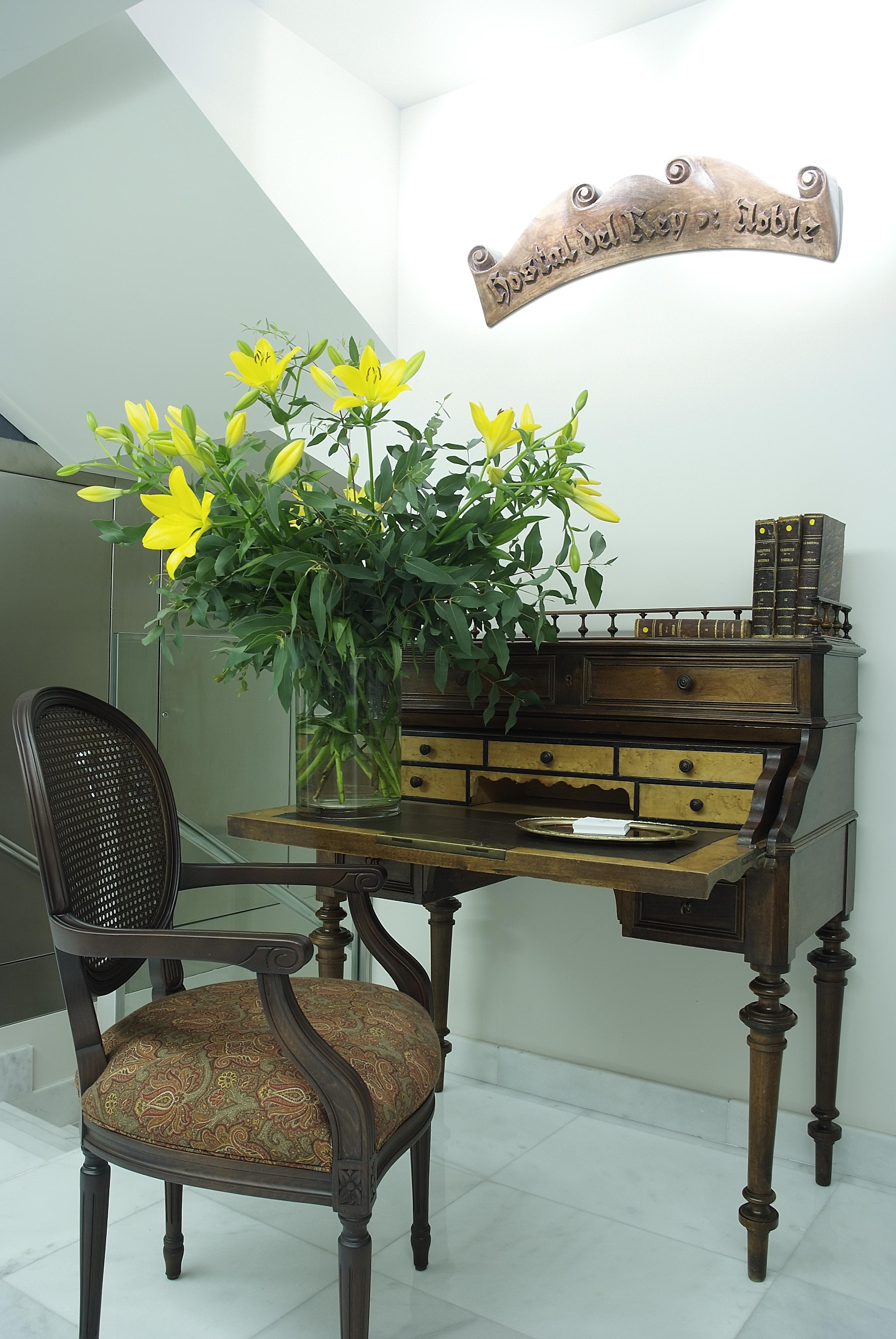 Gran Hotel La Perla Pampeluna Zewnętrze zdjęcie A secretary desk