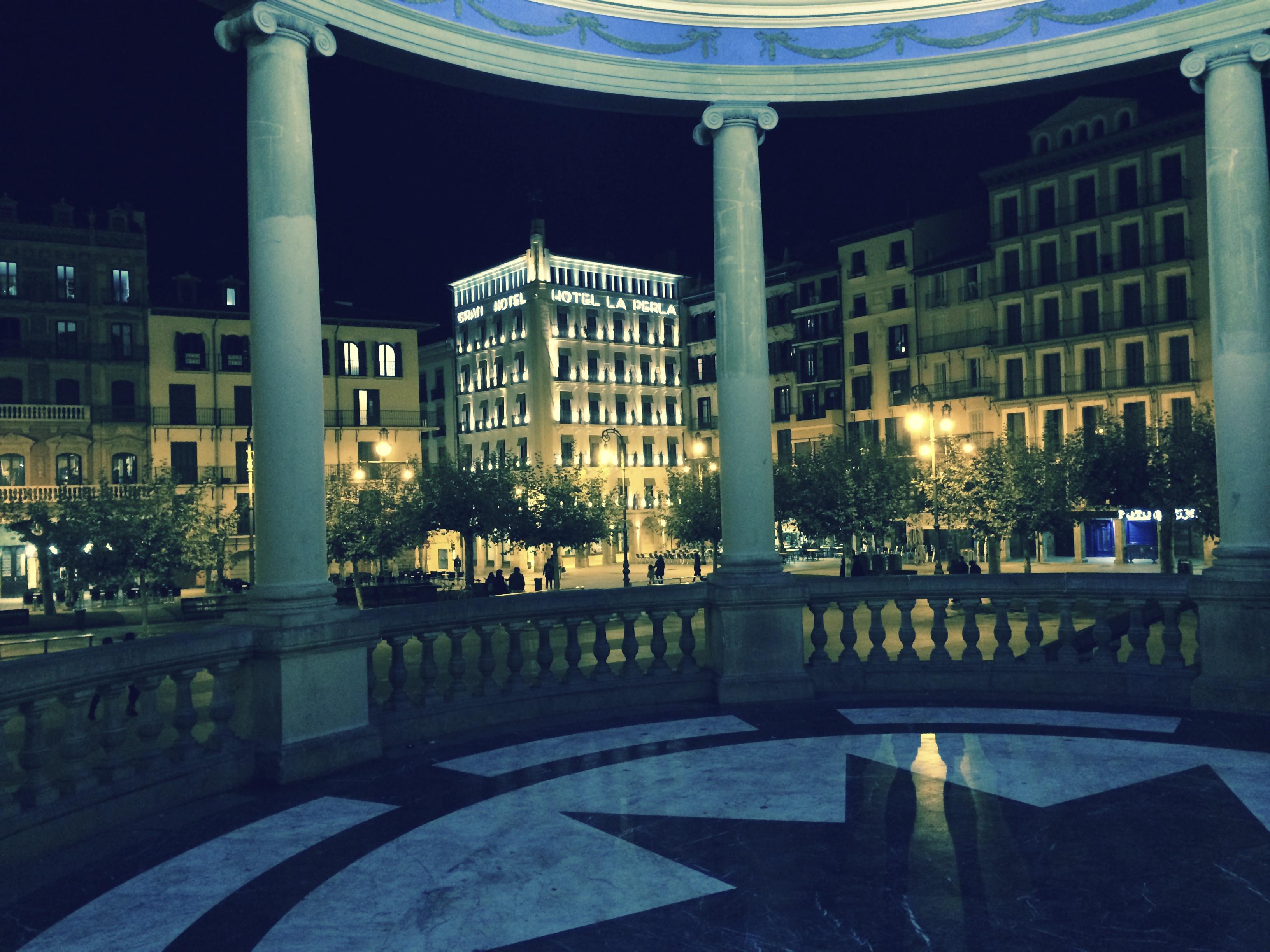 Gran Hotel La Perla Pampeluna Zewnętrze zdjęcie The square at night