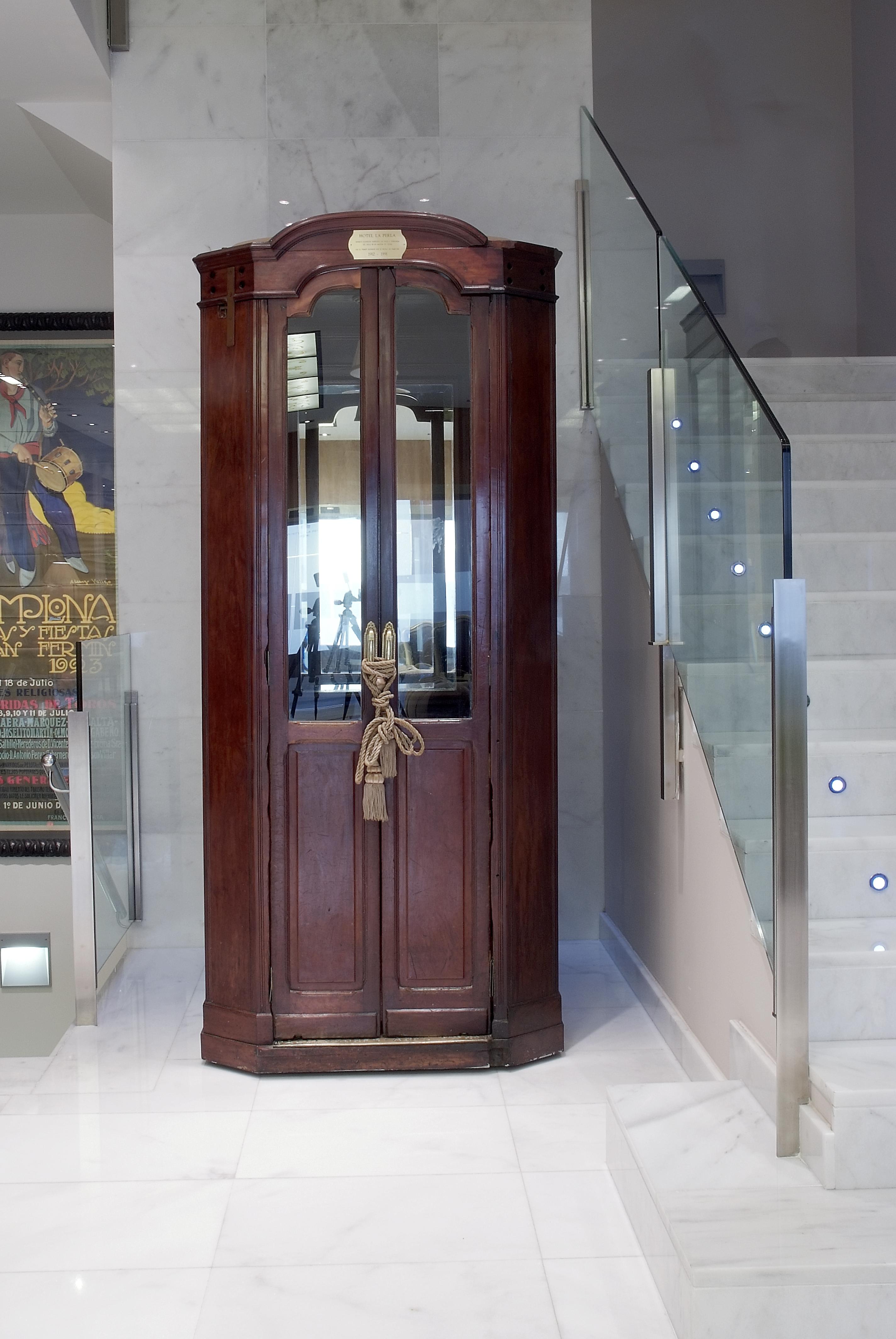 Gran Hotel La Perla Pampeluna Zewnętrze zdjęcie The door of the synagogue