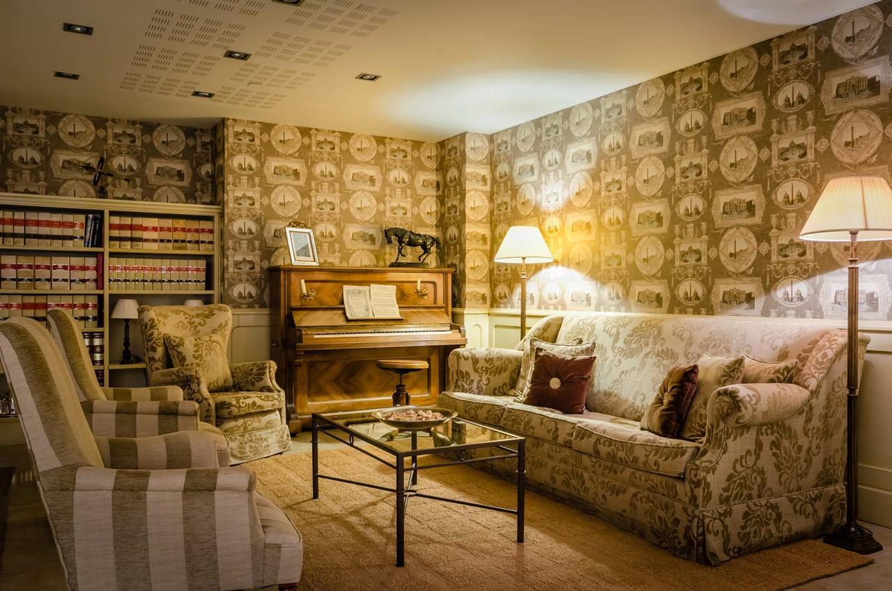Gran Hotel La Perla Pampeluna Zewnętrze zdjęcie A room at the Château de Chaumont