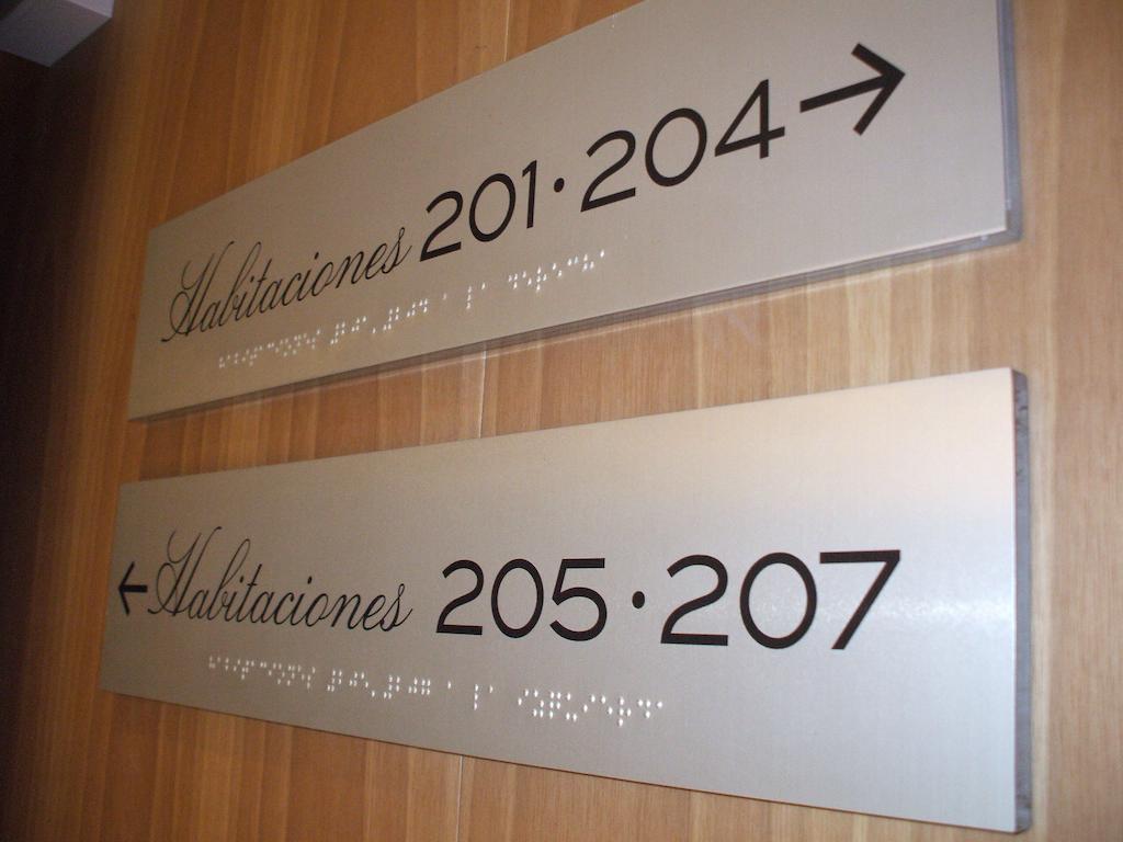Gran Hotel La Perla Pampeluna Zewnętrze zdjęcie Braille signage